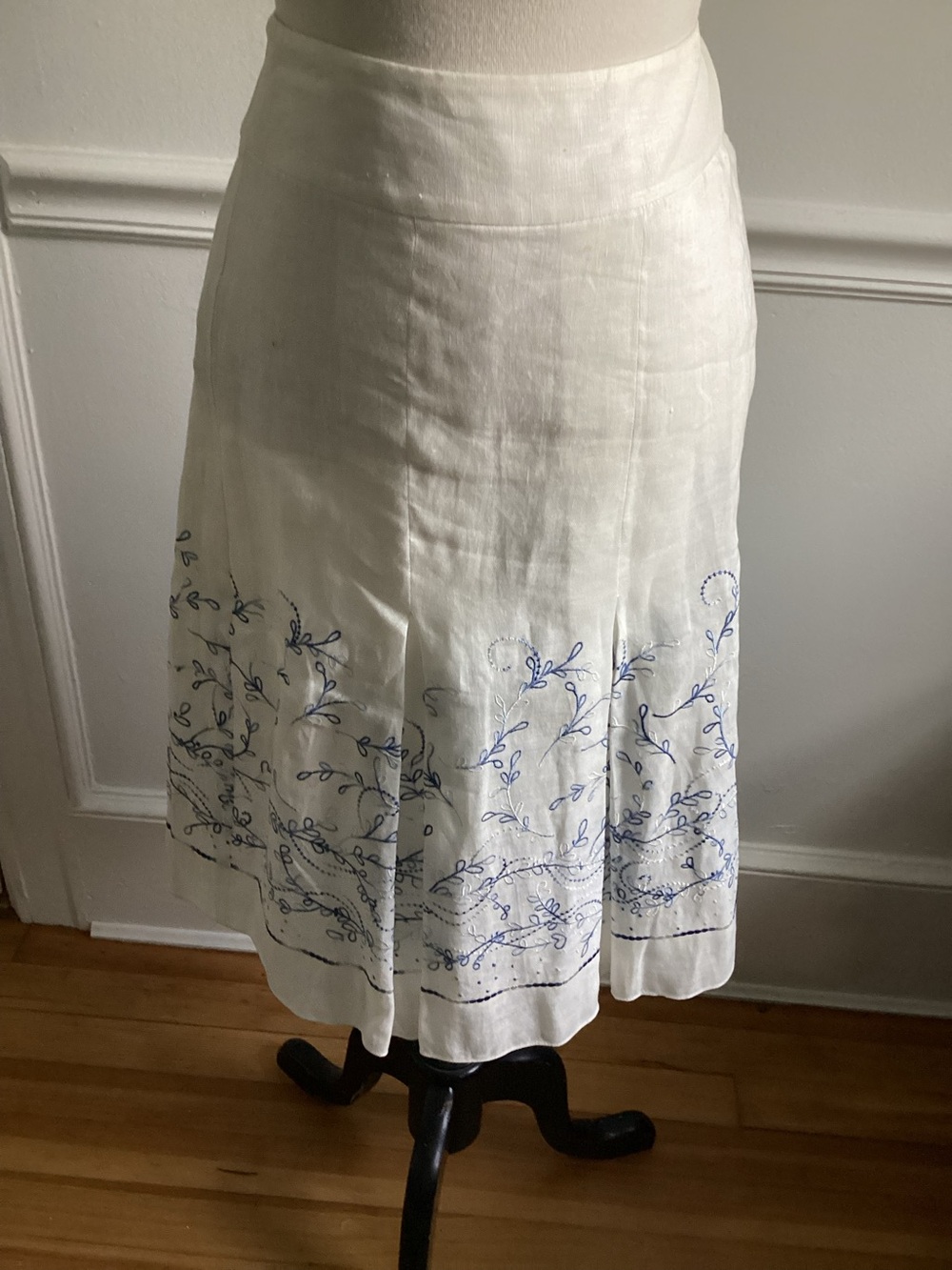 Ann Taylor White Linen A-Line Linen Skirt with Blue Embroidery